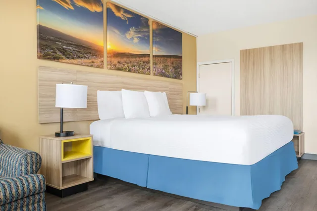 غرفة بسرير كينج، Days Inn by Wyndham Fort Wayne 4/8