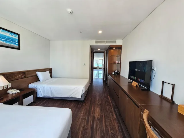 غرفة ديلوكس بسريرين منفصلين بإطلالة جزئية على البحر، Tamarind Hotel Da Nang 4/10