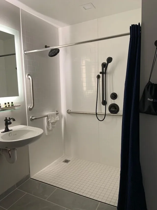 غرفة بسرير كينج لذوي الإعاقة، Blu Tique Hotel 2/2