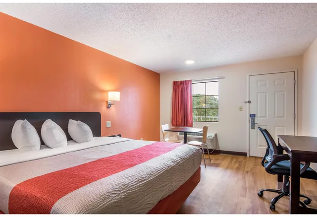 1 King Bed - Non-Smoking, Micfridge, Motel6 Winnie Tx 1/3