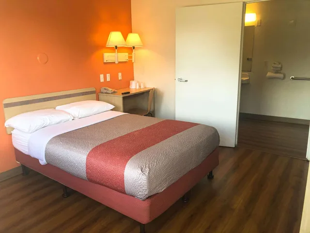 1 Full Bed - Micfridge, Motel6 Jacksonville, FL - Orange Park 5/10