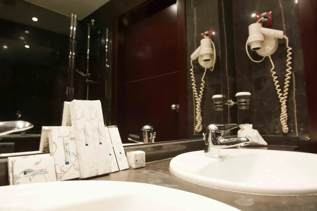 غرفة بريميوم بسرير كينج مع أريكة، Sercotel Princesa de Eboli 7/7