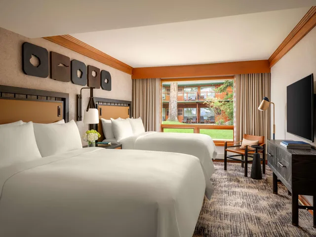 1 Bedroom, Renovated, Suite, 2 Queen Beds, Lake View، Fairmont Jasper Park Lodge 1/3