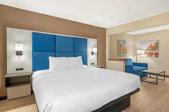 Standard, King Bed, Sofa, Best Western Forsyth - Decatur 2/6