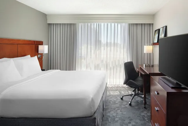 غرفة بسرير كينج لذوي الإعاقة، Courtyard Miami Airport 4/9
