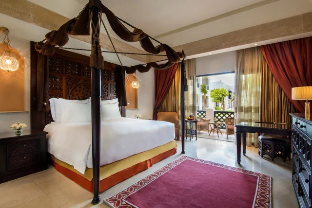 Deluxe, King Bed, Resort View، Sharq Village & Spa, a Ritz-Carlton Hotel 3/7