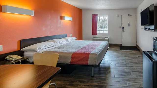 شقة بسرير كينج، Motel6 Staunton, VA 2/4