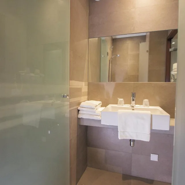 شقة بسرير كينج وسريرين منفصلين بغرفة نوم واحدة، Golden Tulip West Ende 7/10