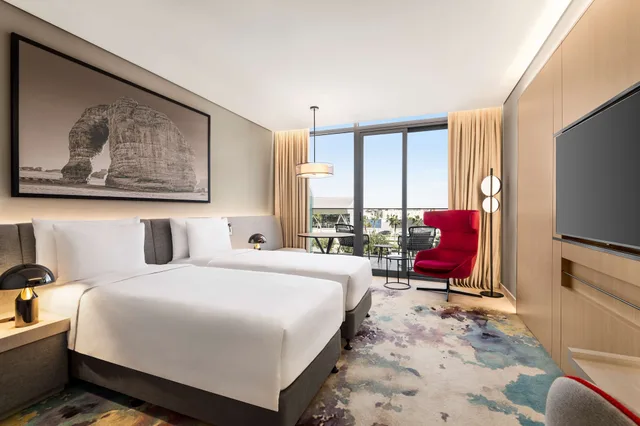 غرفة تنفيذية بشرفة مع دخول الصالة، فندق راديسون بلو مركز الرياض للمؤتمرات والمعارض(Radisson Blu Hotel Riyadh Convention & Exhibition Center) 1/10