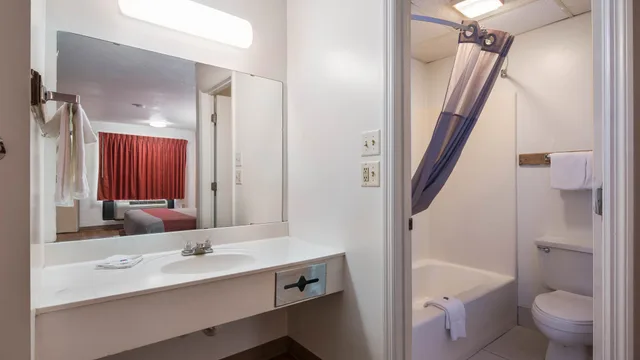 غرفة بسرير كينج، Motel6 Attalla AL 3/3