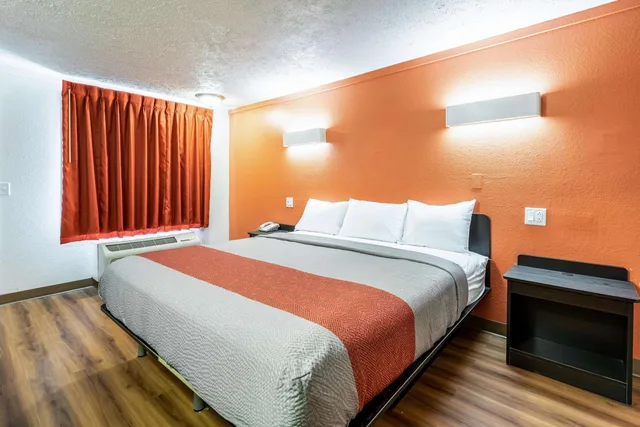 Room, King Bed, Smoking, Motel6 Mansfield, OH 5/9