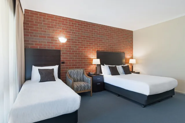 غرفة تنفيذية بسريرين منفصلين وسرير كوين وسرير فردي، Burke And Wills Motor Inn Swan Hill 1/3