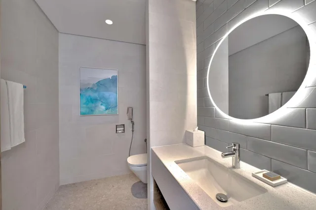 1 Bedroom, Suite, King Bed, Bay View, Sofa، Hilton Garden Inn Bahrain Bay 2/3