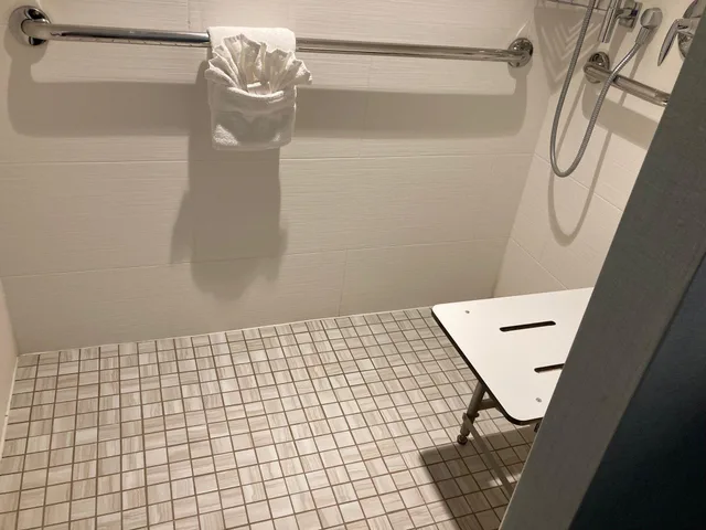 Suite, King Bed, Accessible, Crowne Plaza Ventura Beach 8/10
