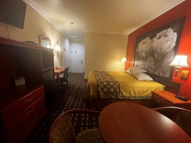 غرفة ديلوكس بسرير كينج لذوي الإعاقة، Super 8 By Wyndham Brookshire Tx 3/8