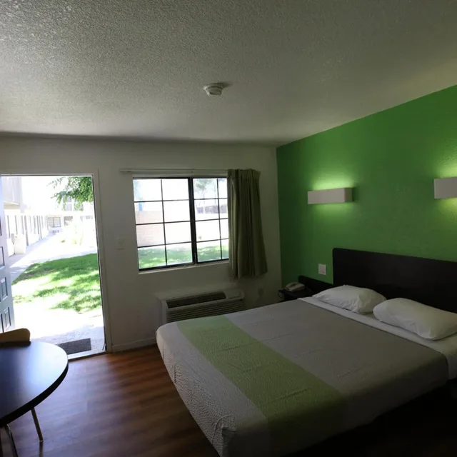 غرفة بسرير كوين، Motel6 Barstow, CA 5/10