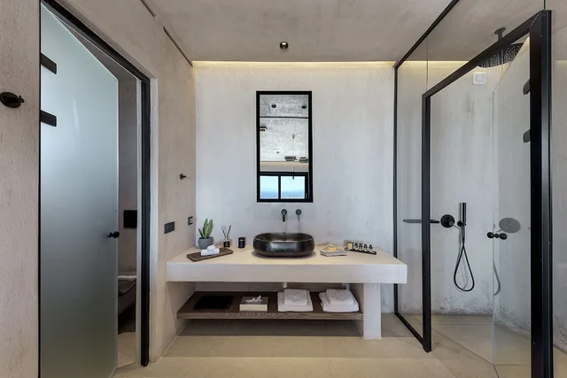 جناح بسرير كينج بمسبح خاص، North Santorini Luxury Spa Hotel 3/3