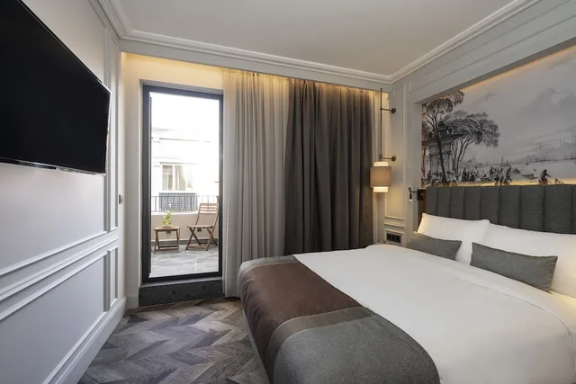 غرفة قياسية بسرير كوين بإطلالة على المدينة بشرفة، Livro Hotel 1/3