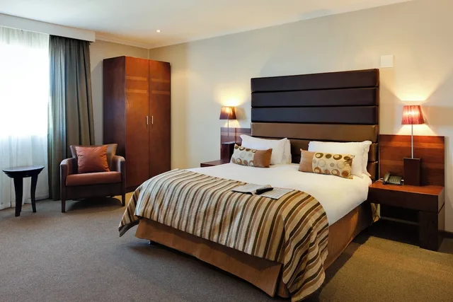 غرفة قياسية بسرير كوين، Protea Hotel By Marriott Upington 1/5