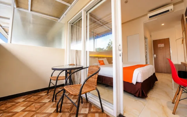 Executive, Queen Bed, Balcony, Front One Hotel Airport Solo 3/5