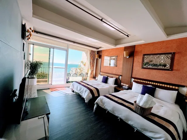 غرفة قياسية رباعية بسريرين مزدوجين بإطلالة على البحر، Ming-Jun Holiday Inn 2/10