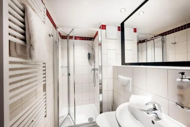 غرفة عائلية رباعية بسرير مزدوج وسريرين منفصلين، Premier Inn Cologne City Centre hotel 4/4