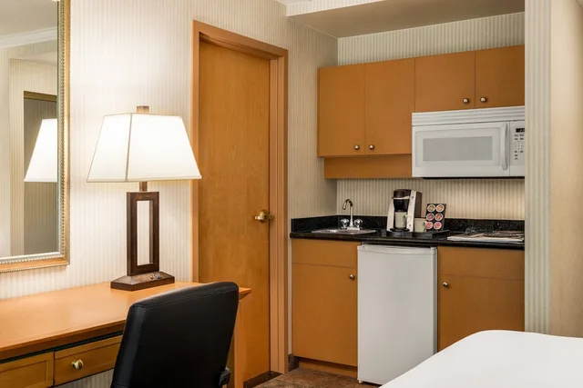 جناح بسرير كينج، DoubleTree by Hilton North Vancouver 4/4
