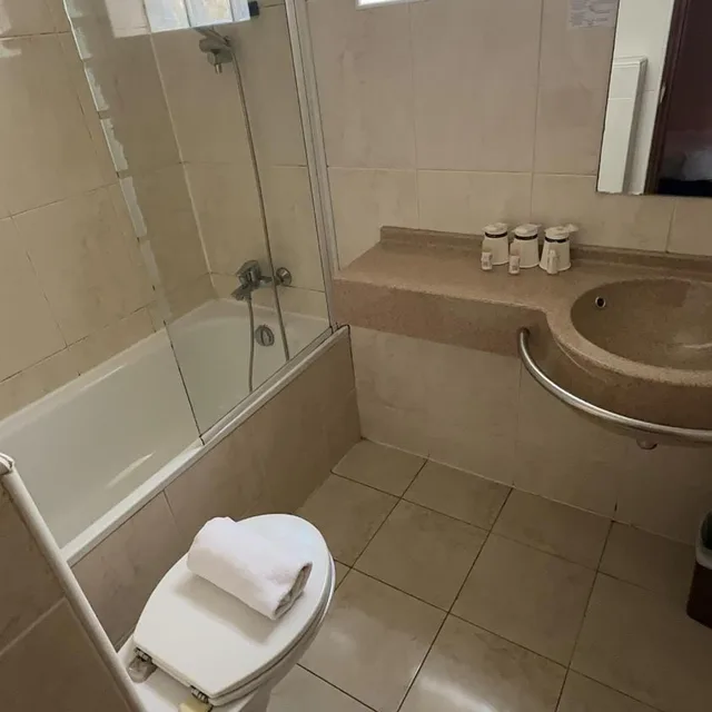 غرفة ثلاثية، 121 Hotel Paris 10/10