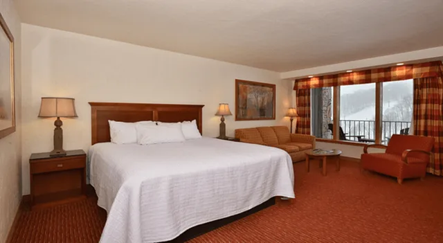 غرفة بسرير كينج، Slopeside Hotel at Seven Springs Resort 1/3