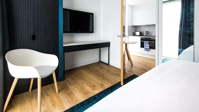 1 Bedroom, East, Suite, King Bed, Harbour View, STAYBRIDGE SUITES CARDIFF 5/8