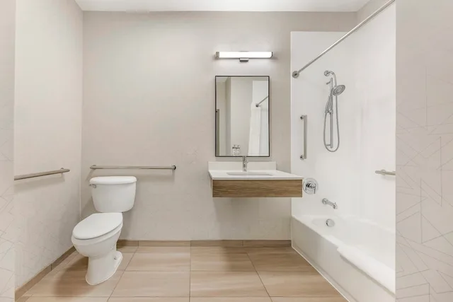 غرفة قياسية بسريرين كوين بحوض استحمام لذوي الإعاقة، Holiday Inn Express Hotel Suites Astoria 6/7
