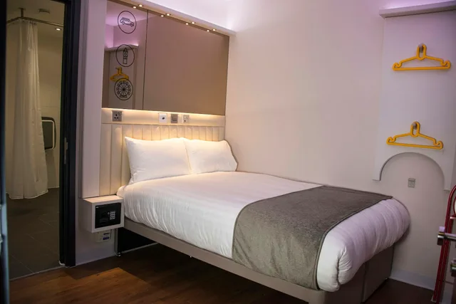 Room, Double Bed, No Window, Accessible، Point A Hotel Waterloo 1/3