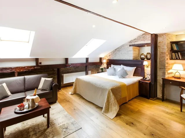 Zen, Deluxe, Queen Bed, Sofa، The von Stackelberg Hotel Tallinn 2/2