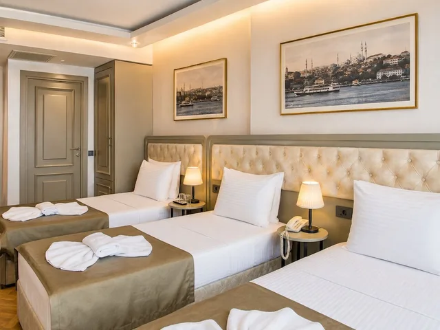 غرفة قياسية ثلاثية بثلاثة أسرّة بإطلالة على البحر، Mayer Hotel 1/10
