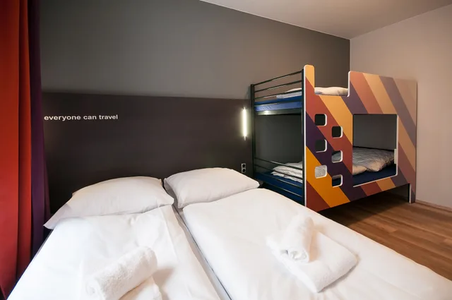 غرفة عائلية بسريرين منفصلين وسرير بطابقين، a&o Bremen Hauptbahnhof 3/10