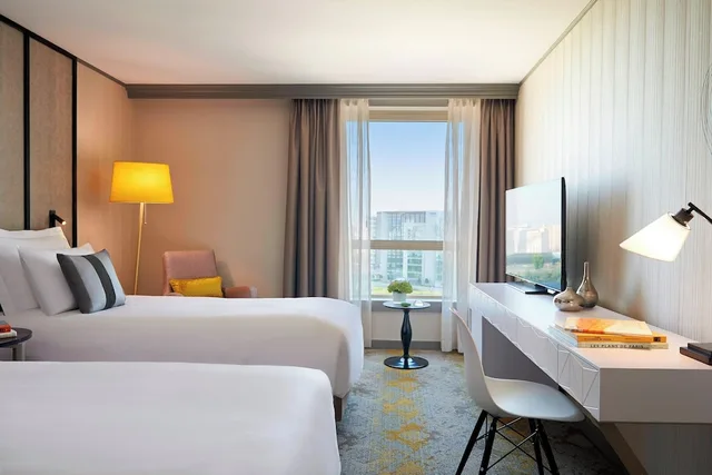 غرفة ديلوكس بسريرين منفصلين، RENAISSANCE PARIS LA DEFENSE HOTEL 1/3
