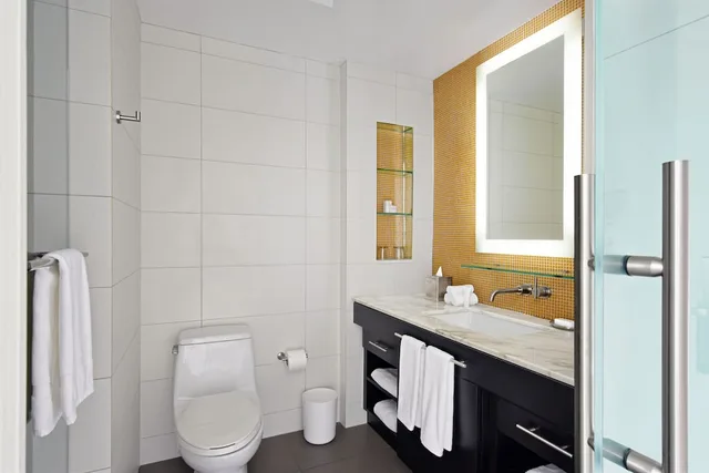 غرفة قياسية بسرير كينج، Hotel Breakwater South Beach 2/3