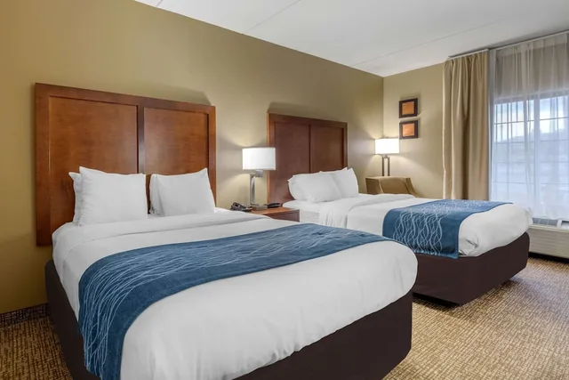 غرفة قياسية بسريرين كوين، Comfort Inn & Suites Hamilton Place 1/3