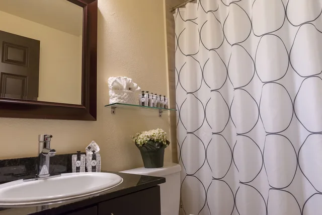 جناح بسرير كوين بغرفة نوم واحدة مع أريكة، Tradewinds Apartment Hotel 10/10
