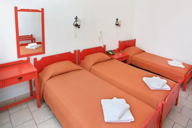 غرفة ثلاثية بسرير مزدوج وسرير فردي بإطلالة على البحر، Asterias Hotel 1/2