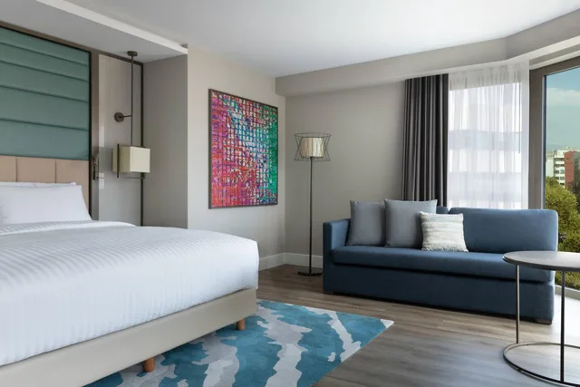 غرفة تنفيذية ركنية بسرير كينج بإطلالة على المدينة مع دخول الصالة، Izmir Marriott 1/6