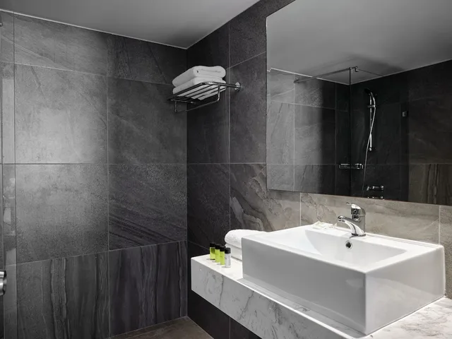 غرفة بسرير مزدوج أو سريرين منفصلين بإطلالة على المسبح، Panthea Resort 2/2