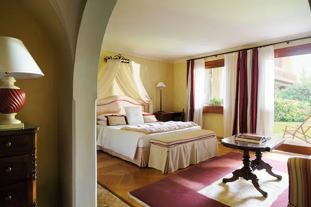 غرفة كومفورت بسرير كوين، L'Albereta Relais & Chateaux 1/2