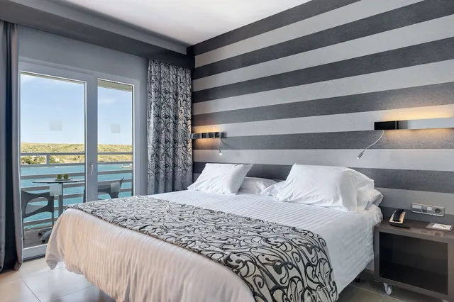 غرفة سوبيريور بسرير كينج بإطلالة على البحر، Barcelo Hamilton Menorca - Adults Only 3/8