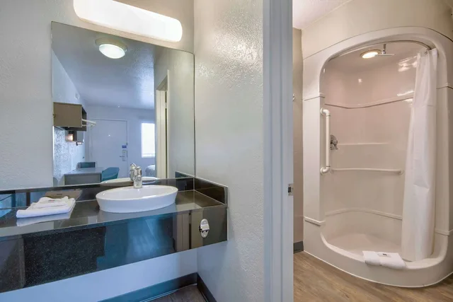 غرفة قياسية بسرير كينج، Studio6 Albuquerque, NM - Midtown 6/6