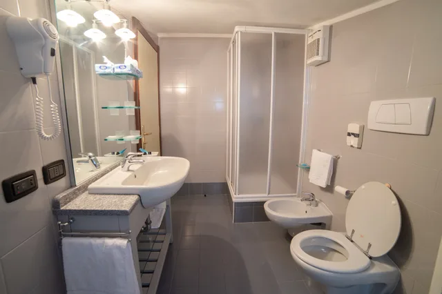 غرفة قياسية رباعية بسرير مزدوج وسرير بطابقين، Park Hotel Abbadia 4/4