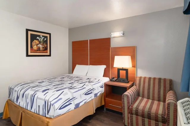 غرفة بسرير كوين، Travelodge by Wyndham Albuquerque West 1/9