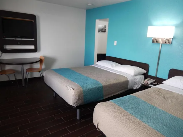 غرفة بسريرين كوين لغير المدخنين بمطبخ، Motel6 Portland, TX 1/5