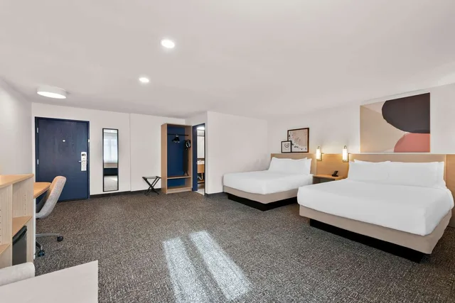 غرفة بسريرين كوين مع أريكة، Spark by Hilton Norfolk 1/3