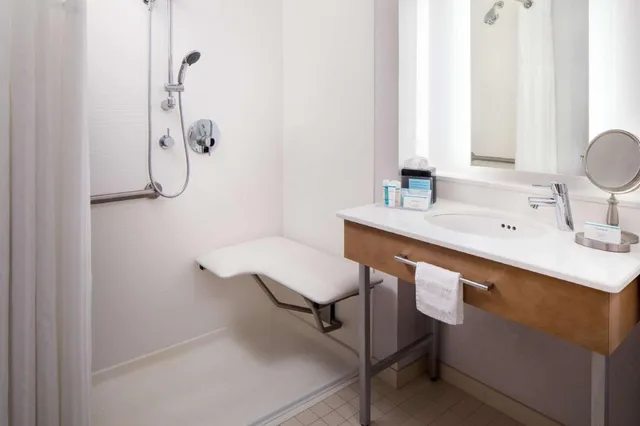 جناح بسرير كينج مع أريكة لذوي الإعاقة، Hampton Inn Suites By Hilton Miami Brickell Downtown 4/5